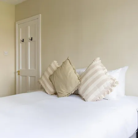 Casa de hóspedes Guestready - Delightful Mews In 3*